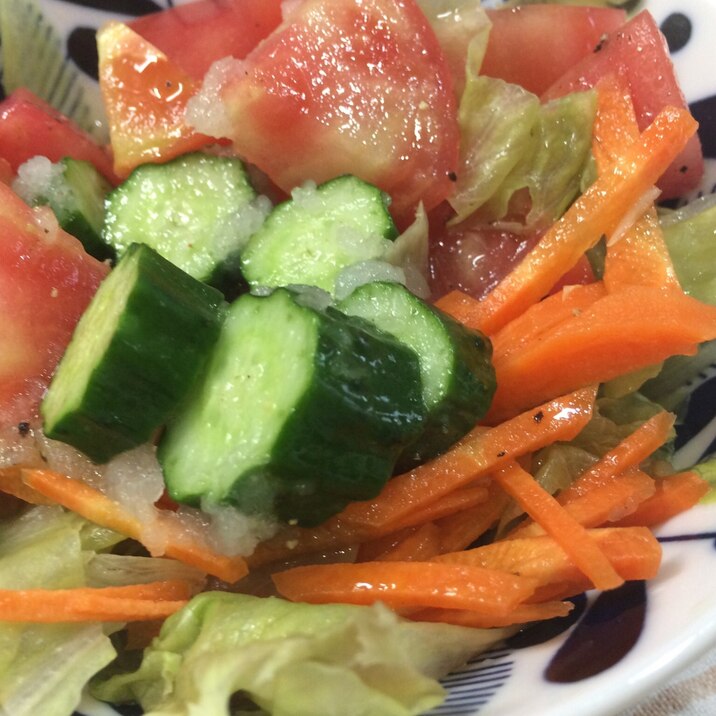 おろし玉ねぎドレッシングの生野菜サラダ